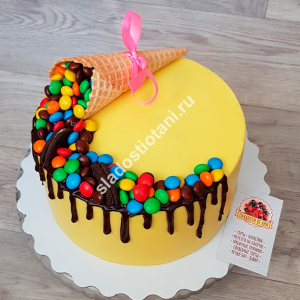 Торт праздничный с рожком и драже M&M's